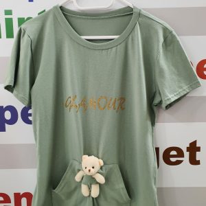 T-Shirt donna colore verde con tasche, orsetto e scritta glitter