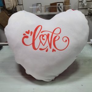 Cuscino a forma cuore con scritta Love stampata