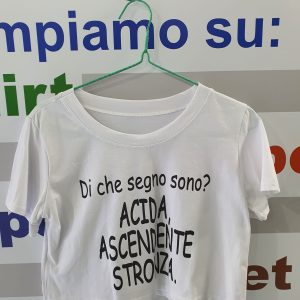 T-Shirt da donna bianca, corta con stampa: Di che segno sono? acida ascendente stronza