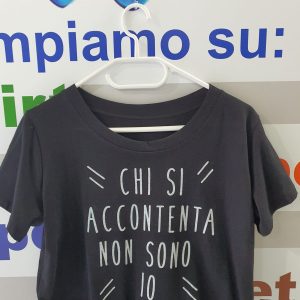 T-Shirt da donna, corta, nera stampa Chi si accontenta non sono io