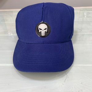 Cappellino colore blu con adesivo resinato teschio