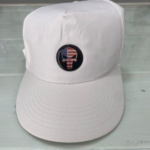 Cappellino colore bianco con visiera e adesivo resinato teschio bandiera d'america