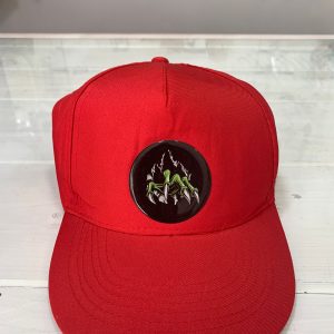 Cappellino colore rosso con visiera e adesivo resinato graffio