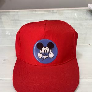 Cappellino colore rosso con visiera e adesivo resinato topolino