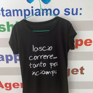T-Shirt da donna colore nera con frase  stampata Lascio correre... tanto poi inciampi